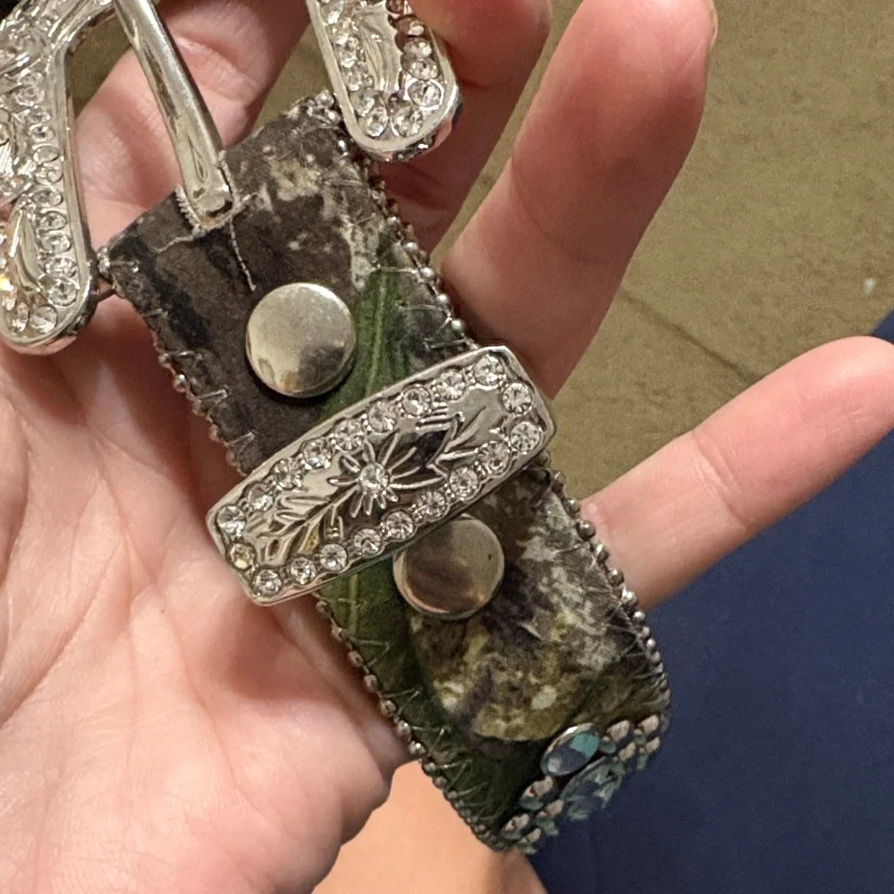 Girls Camo belt w/rhinestones & silver embellishments